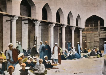 Élèves recevant des instructions dans la cour de la mosquée Al-Azhar au Caire, vers 1900 (photo colorisée)